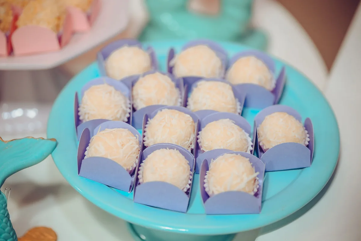 La receta fitness y rápida de trufas proteicas de coco y yogur: “Se puede comer de postre”