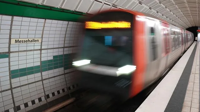 Notfall: Frau torkelt und stürzt vor U-Bahn - schwer verletzt