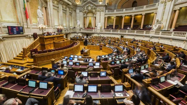 Moção de censura: Líderes parlamentares decidem 5.ª-feira entre 2 datas