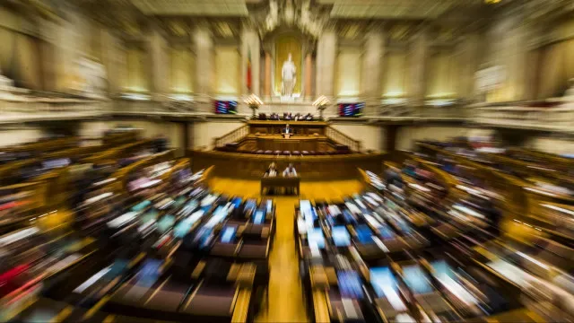 Parlamento recomenda aplicação para denunciar assédio em transportes
