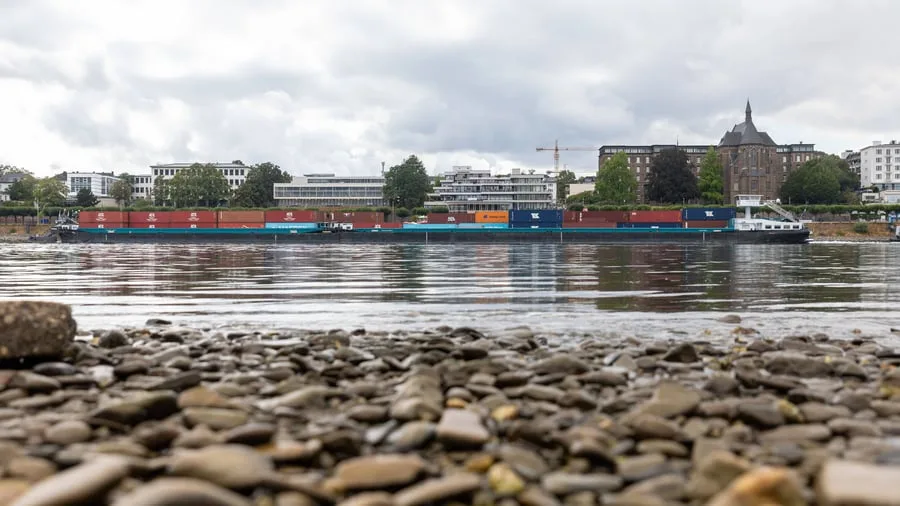 Niedrigwasser: Nach Regen leicht steigender Wasserstand im Rhein