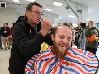 « Moins t’as de cheveux, moins tu paies » : Chauve qui peut, fête qui célèbre la calvitie, de retour en Côtes-d’Armor