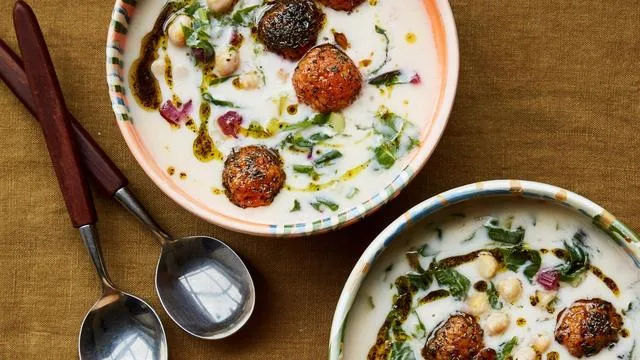 Joghurtsuppe mit gebratenen Bulgurknödeln: Diese Suppe hat Biss!
