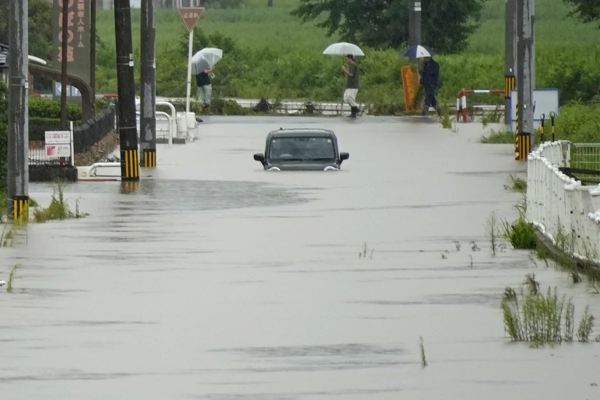 Temporal en Japón: las fuertes lluvias e inundaciones dejaron a decenas de personas y vehículos atrapados