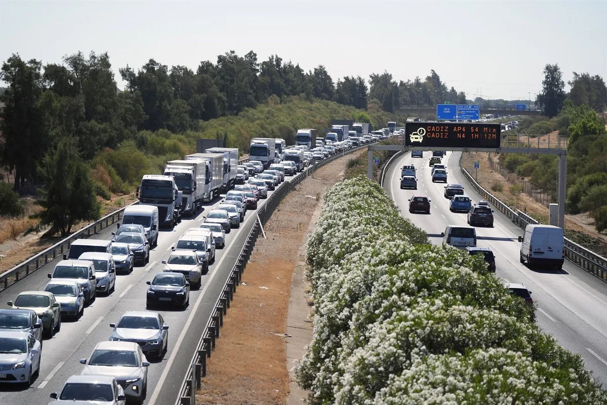 La nueva norma de la DGT que entra en vigor este 1 de octubre: afecta al comportamiento en los atascos