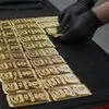Ouro tropeça depois de se aproximar dos 4.700 dólares. Petróleo em queda ligeira