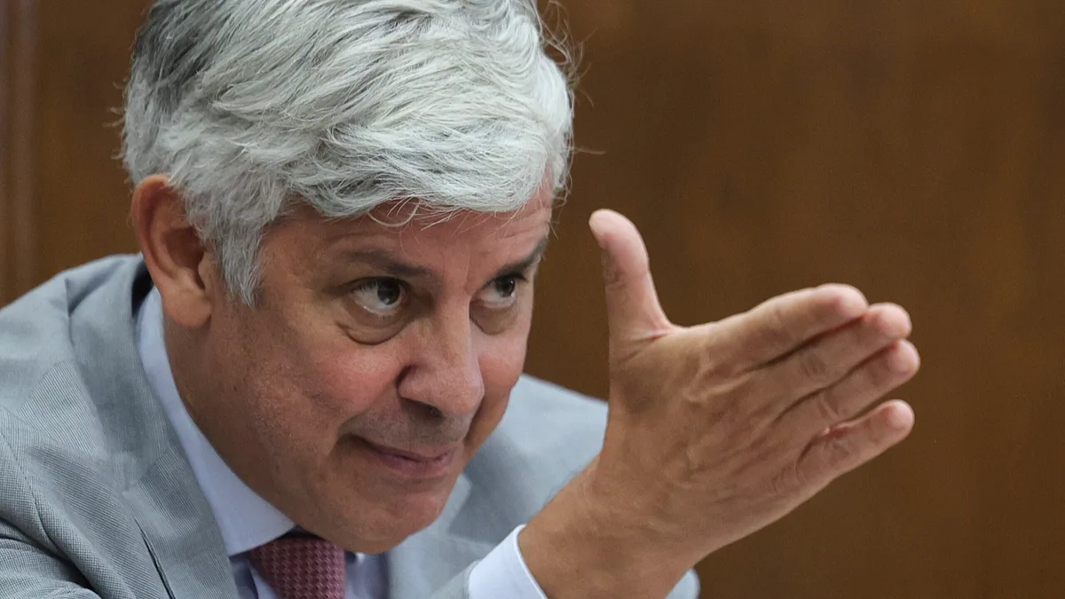 Centeno critica Marcelo por ter dado posse a Governo sem apoio parlamentar e elogia Cavaco em 2015