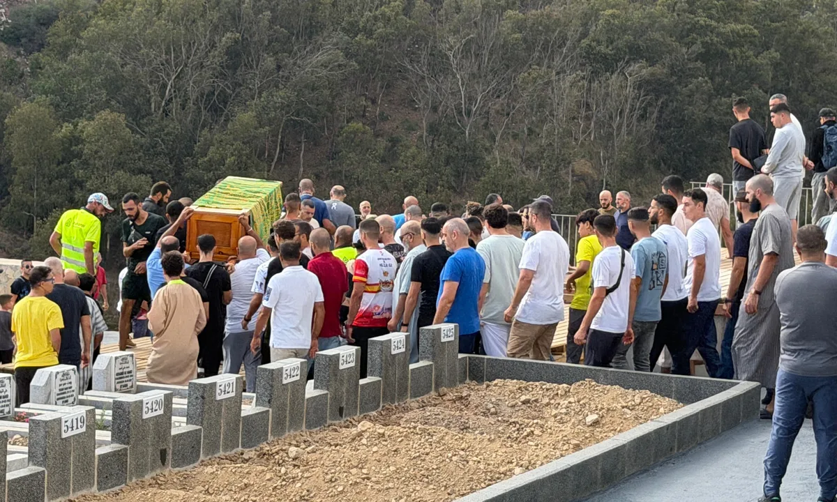 Las tumbas sin nombre de los migrantes siguen llenando el cementerio musulmán de Ceuta