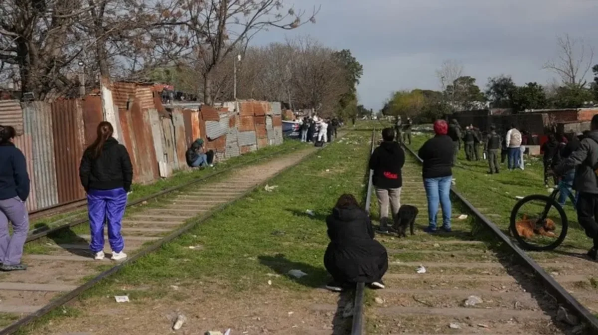 Qué reveló la autopsia del hombre de 40 años que encontraron muerto junto a las vías en Rosario