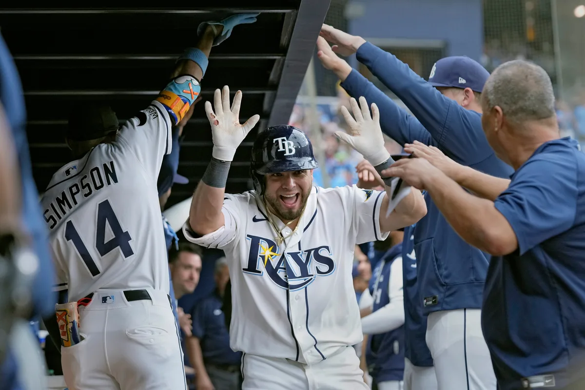 Jonathan Aranda consigue la victoria con los Tampa Bay Rays e iguala la Serie de Campeonato de la Liga Americana