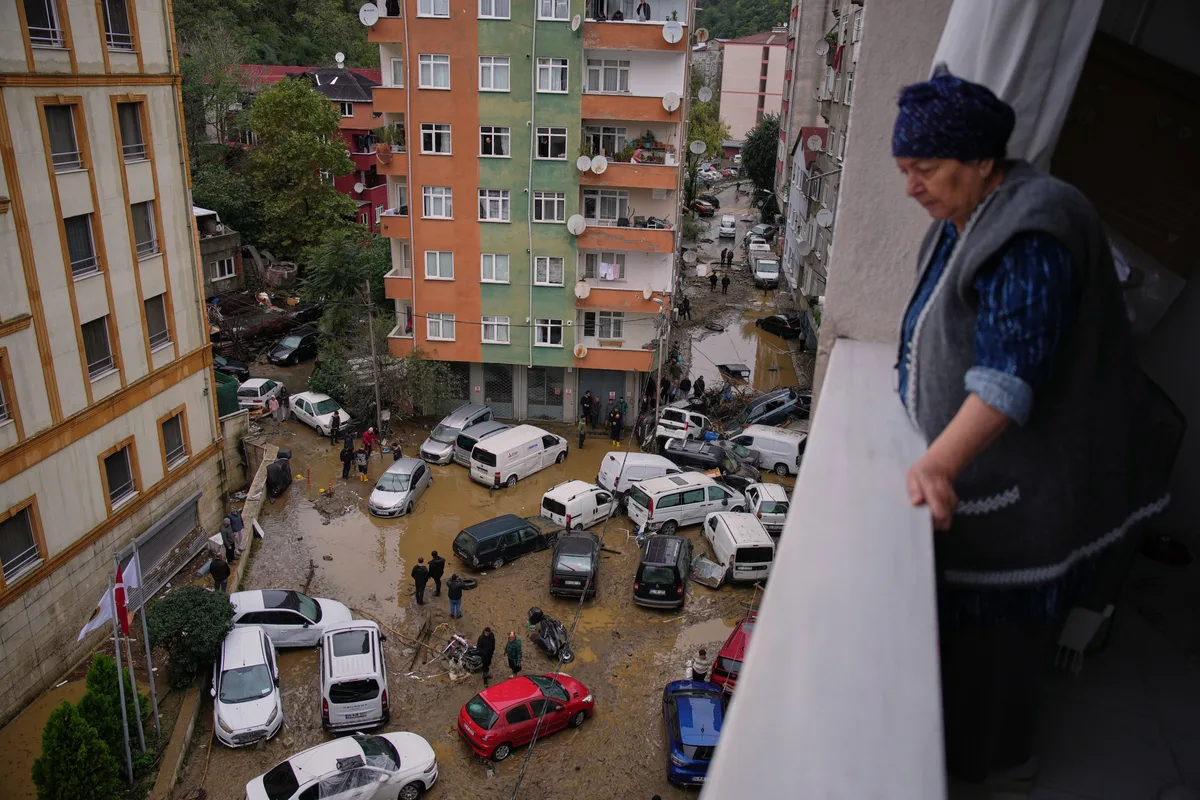 Un diluvio histórico deja muertos, miles de evacuados y escenas de caos en Estambul