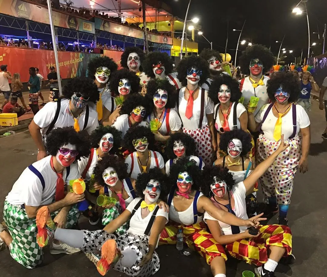 Famosos 'escondidos' na pipoca: relembre celebridades que curtiram o Carnaval disfarçados