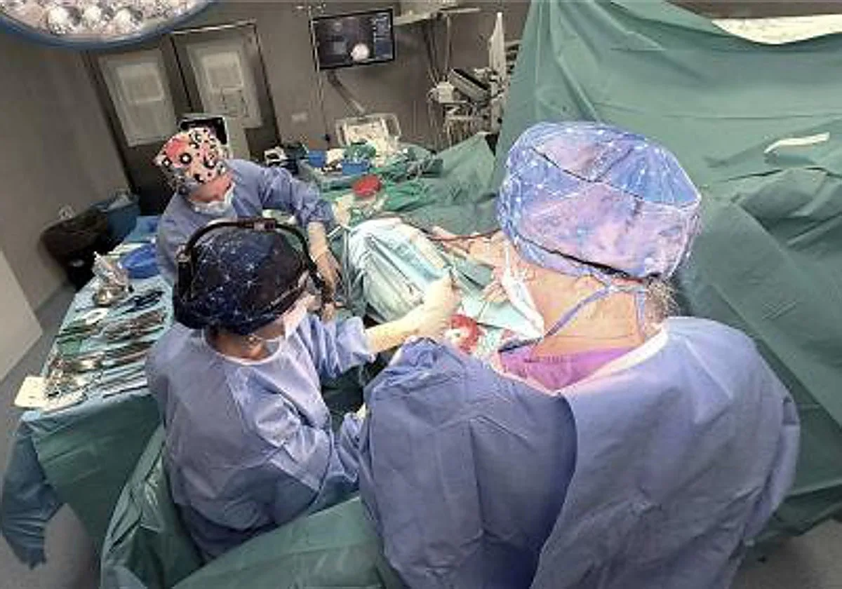 El Hospital Juan Ramón Jiménez realiza «con éxito» la primera cirugía cerebral con paciente despierto