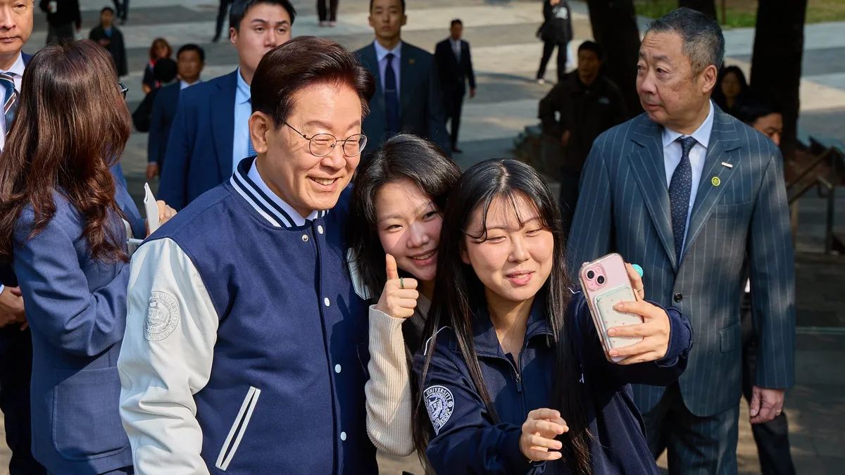 모교 중앙대 찾은 李대통령... ‘과잠’ 입고, 특별공로상도 받아