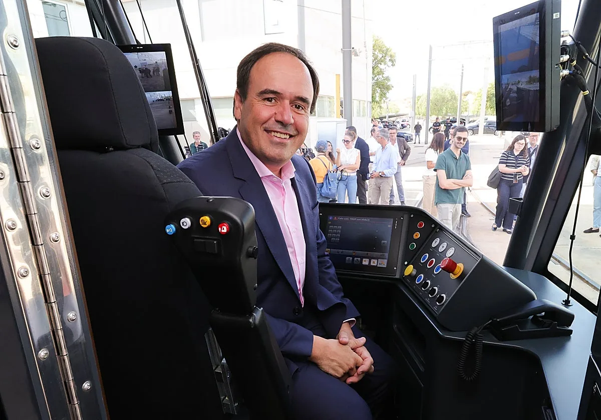 Llorca afea al Gobierno que envíe trenes «con más de 20 años de uso» en la presentación de los 22 nuevos tranvías