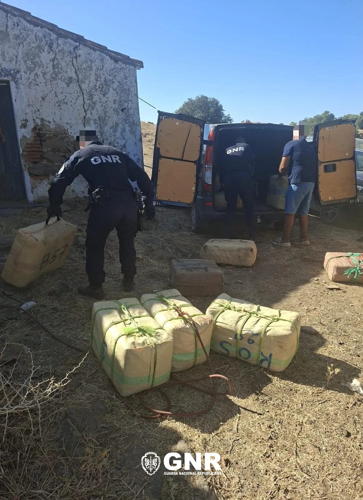 GNR detém sete homens e apreende mais de cinco toneladas de haxixe no Algarve