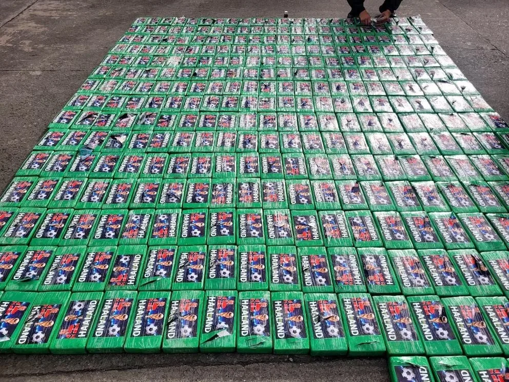 Polícia apreende meia tonelada de cocaína com rosto de Haaland na fronteira do Equador