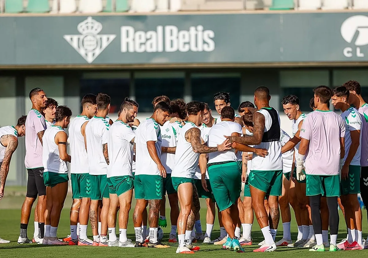El atasco en las salidas, el gran obstáculo del final del mercado del Betis