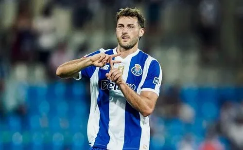 Santi Giménez se queda sin minutos en victoria del Porto contra el Benfica