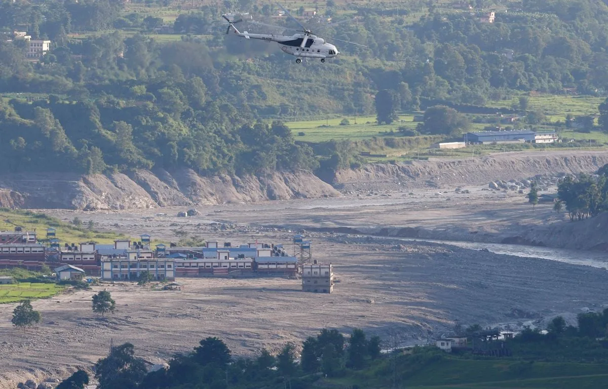 Inondations au Népal : La menace d’une retenue d’eau diminue, les secours reprennent côté Tibet