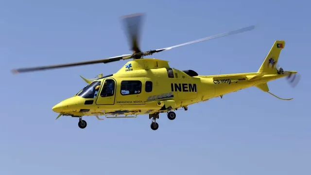 Condutora de motociclo com ferimentos graves após colisão na EN2