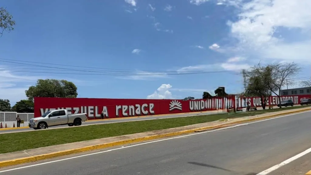 La Guaira full de propaganda oficialista y en Caraballeda familias no paran de buscar a los suyos
