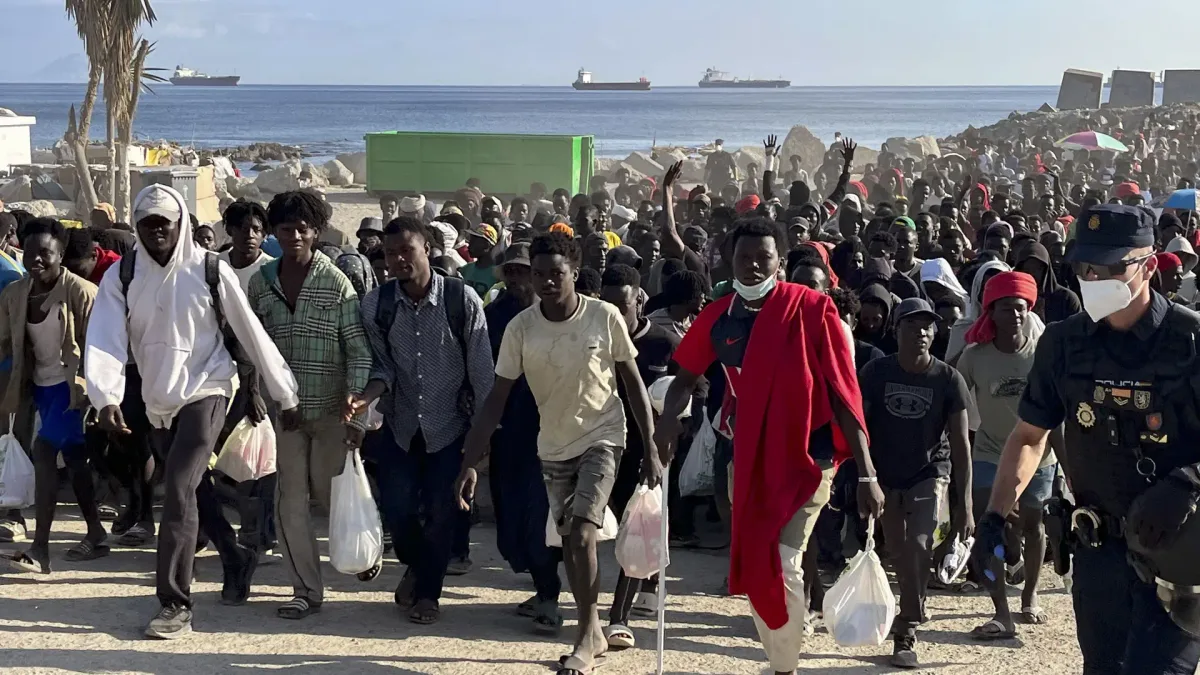 La Policía constata varias "oleadas" en la entrada a Ceuta diseñadas para "colapsar las capacidades de respuesta" de España
