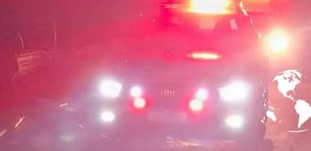 Acidente entre micro-ônibus e carreta deixa ao menos 21 mortos na BR-373