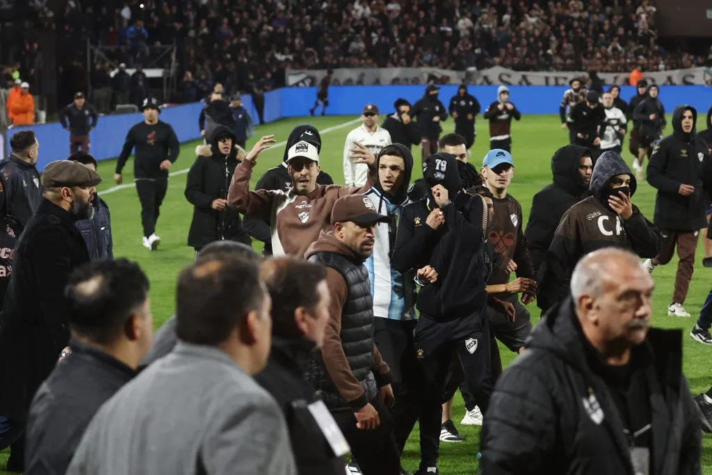 Torcedores do Platense invadem campo após classificação do Fluminense