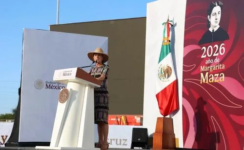 "Pueden calumniar, pero estamos fuertes"; Sheinbaum acude a gira de rendición de cuentas en Veracruz