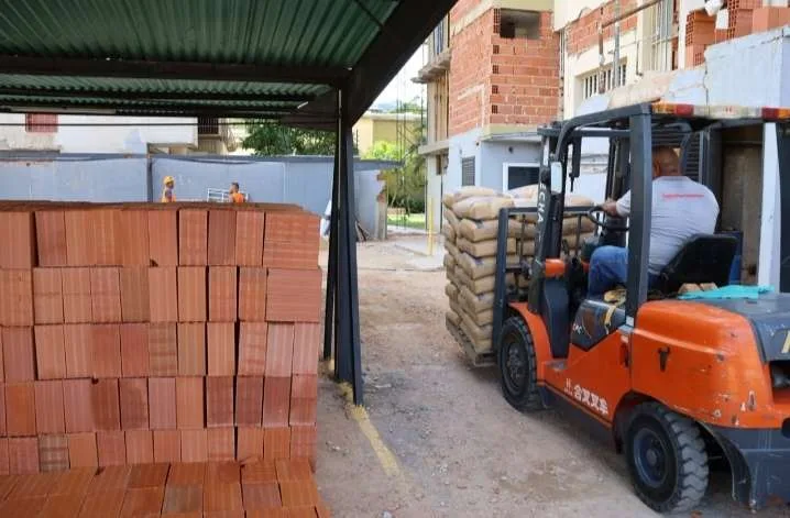 Entregan materiales en Maracay para reparar edificios tras sismos