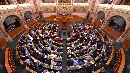 La Hongrie adopte une première loi supprimant des dispositions anti-LGBT+ de l'ère Viktor Orban