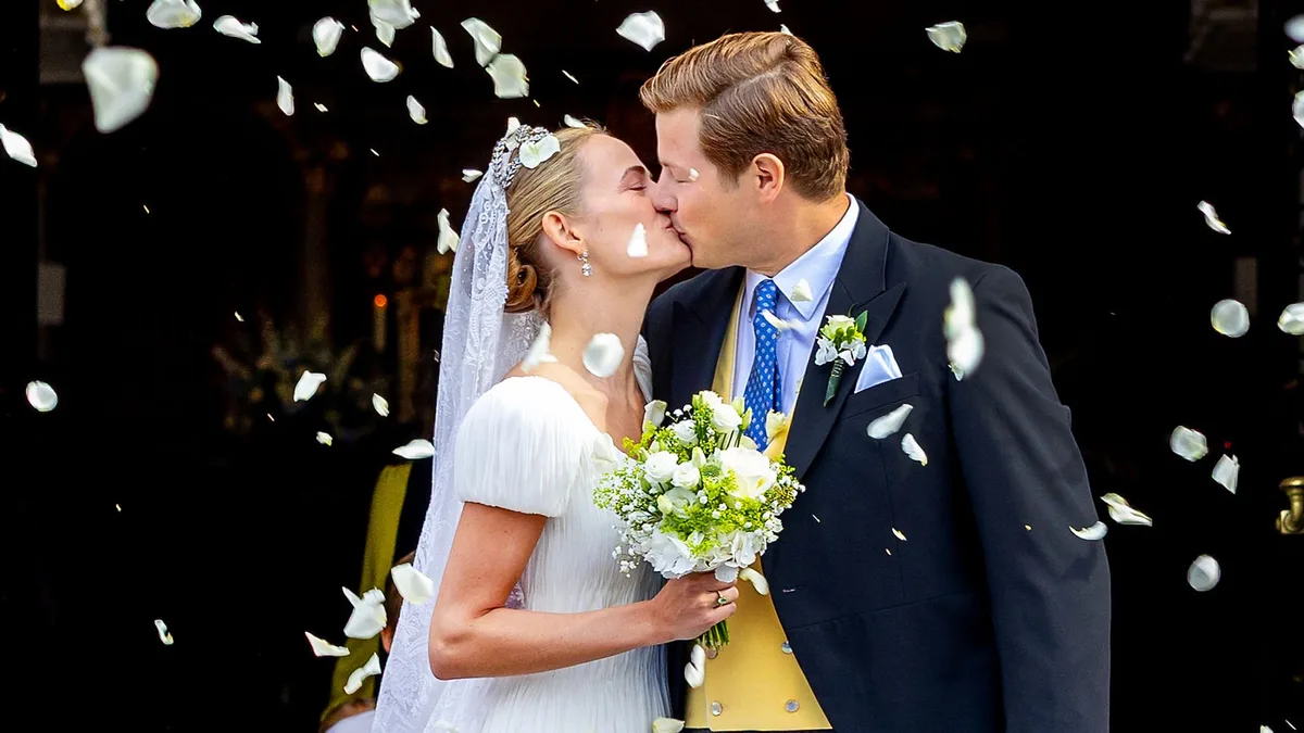 La duquesa Paulina de Württemberg, con look español, se casa con el conde Constatin Zu Königsegg-Aulendorf en una boda de cuento de hadas