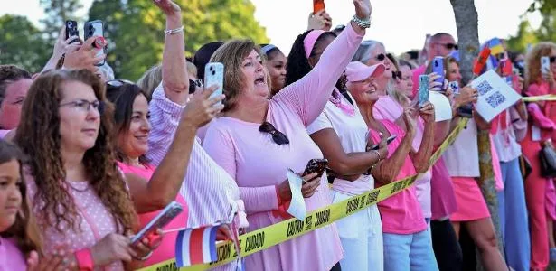Mulheres de rosa apoiam mãe julgada por matar os três filhos nos EUA