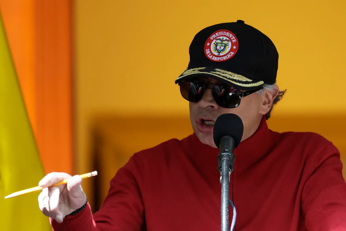 El Senado colombiano autoriza al expresidente Petro a salir del país por un año