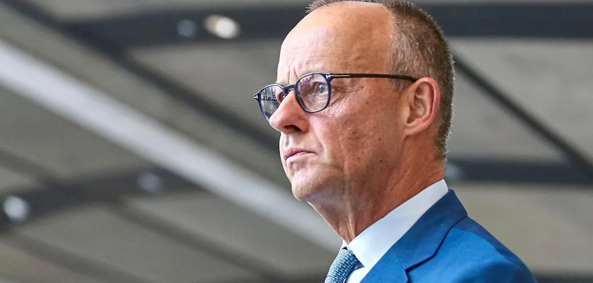 Dann stiehlt dem reumütigen Kanzler ein anderer Redner die Show