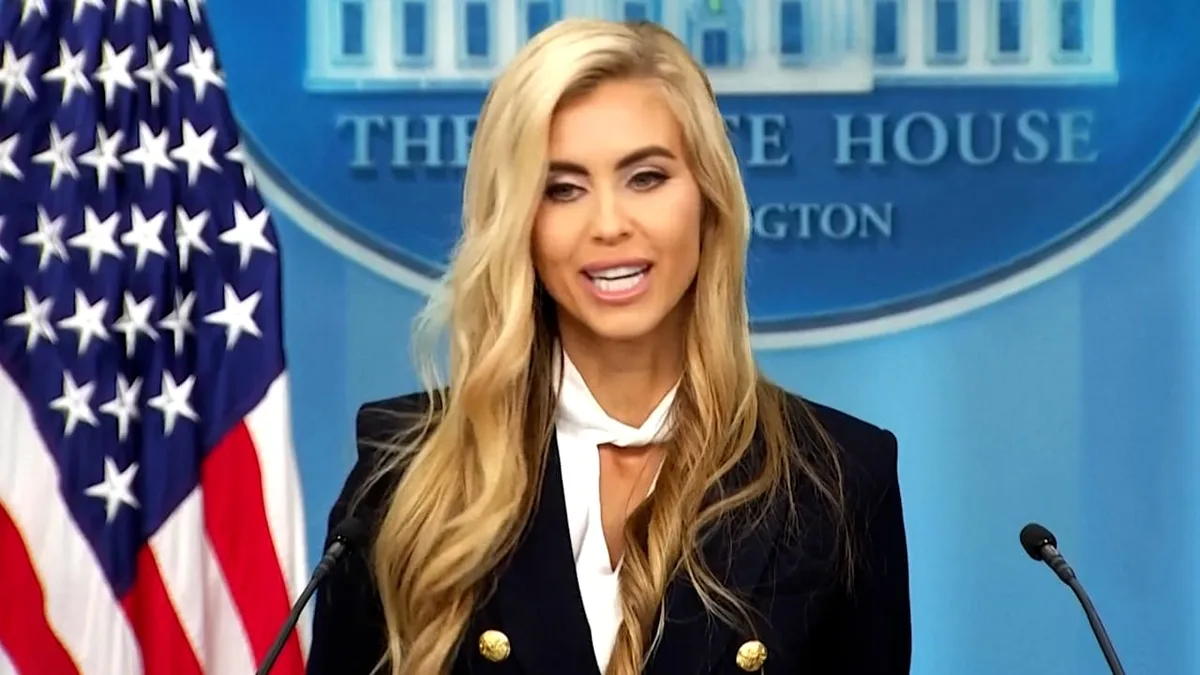 Bizarrer Auftritt im Weißen Haus - Trumps neue Stimme: Mehr Fan als Sprecherin?
