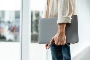 Extravio de notebook durante entrega por transporte de aplicativo gera dano moral