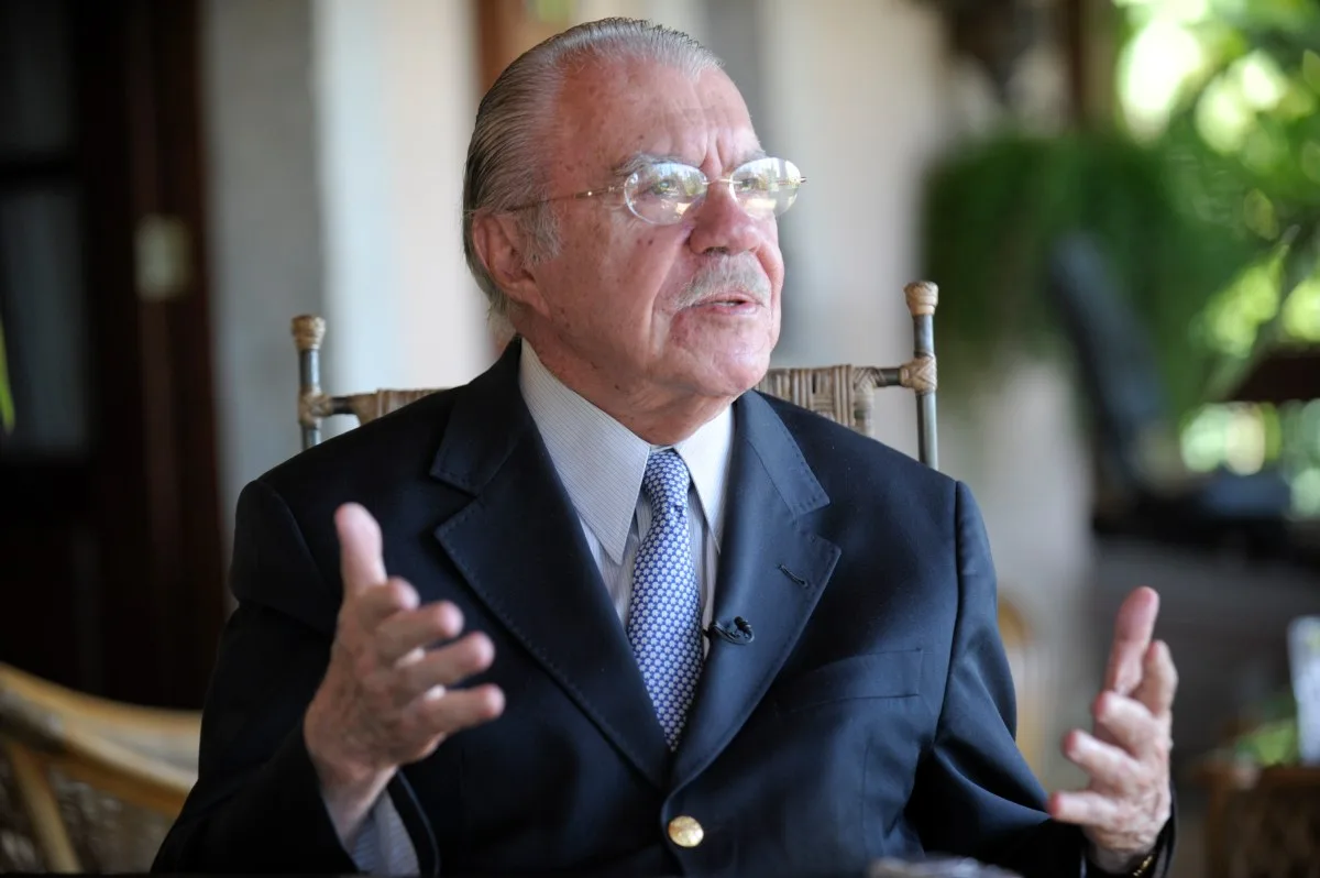 Sarney recebe alta após apresentar quadro de pneumonia