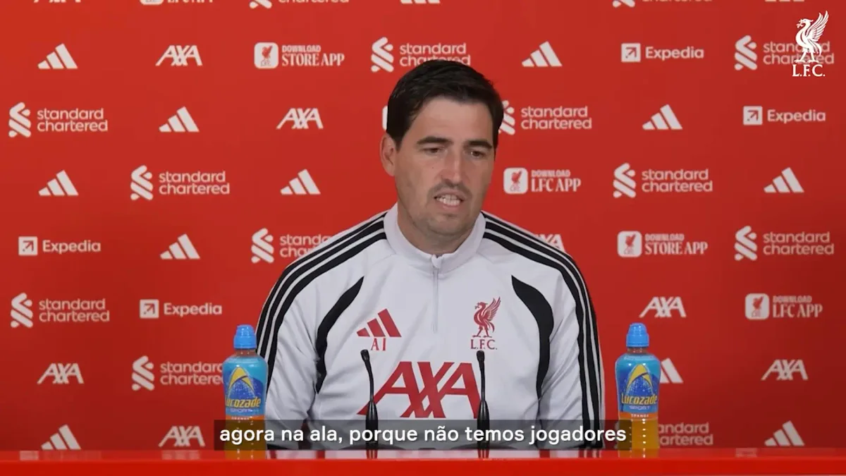 Treinador do Liverpool, Iraola mira reforços pelas pontas antes do fim da janela de transferências