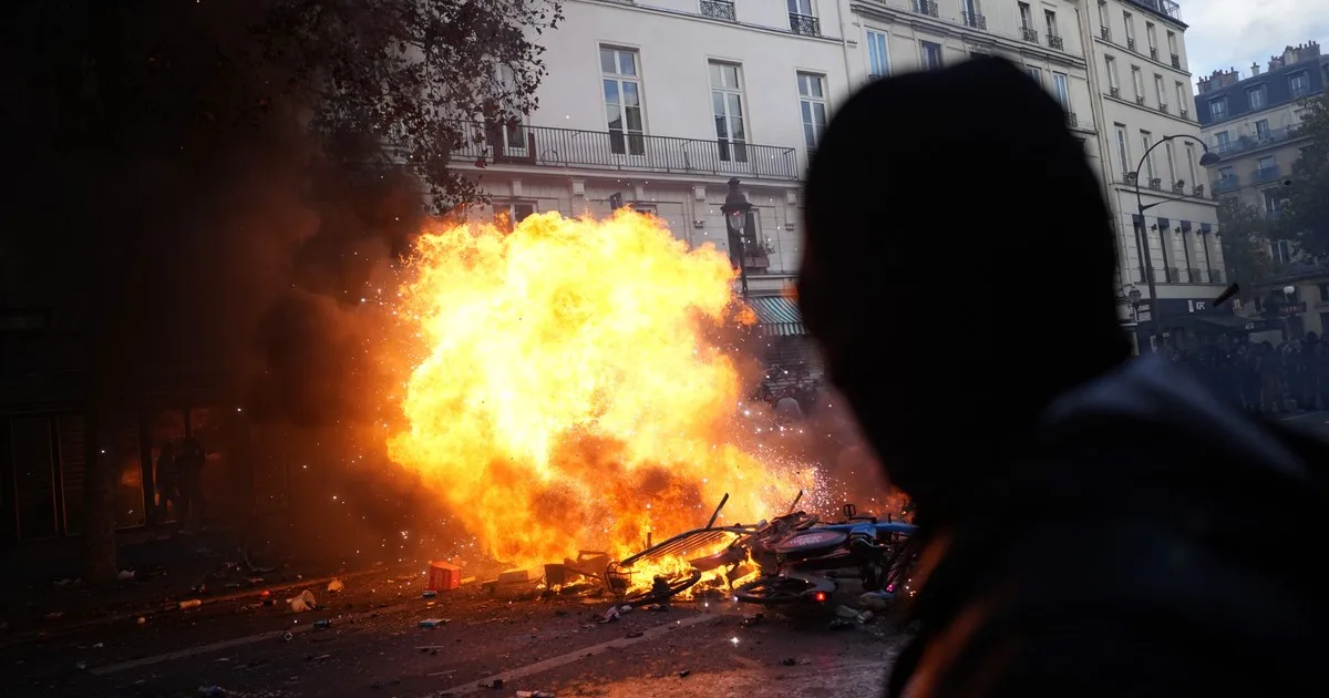 Incendios, saqueos y enfrentamientos con la Policía: un escenario de guerra en plena campaña electoral en Francia