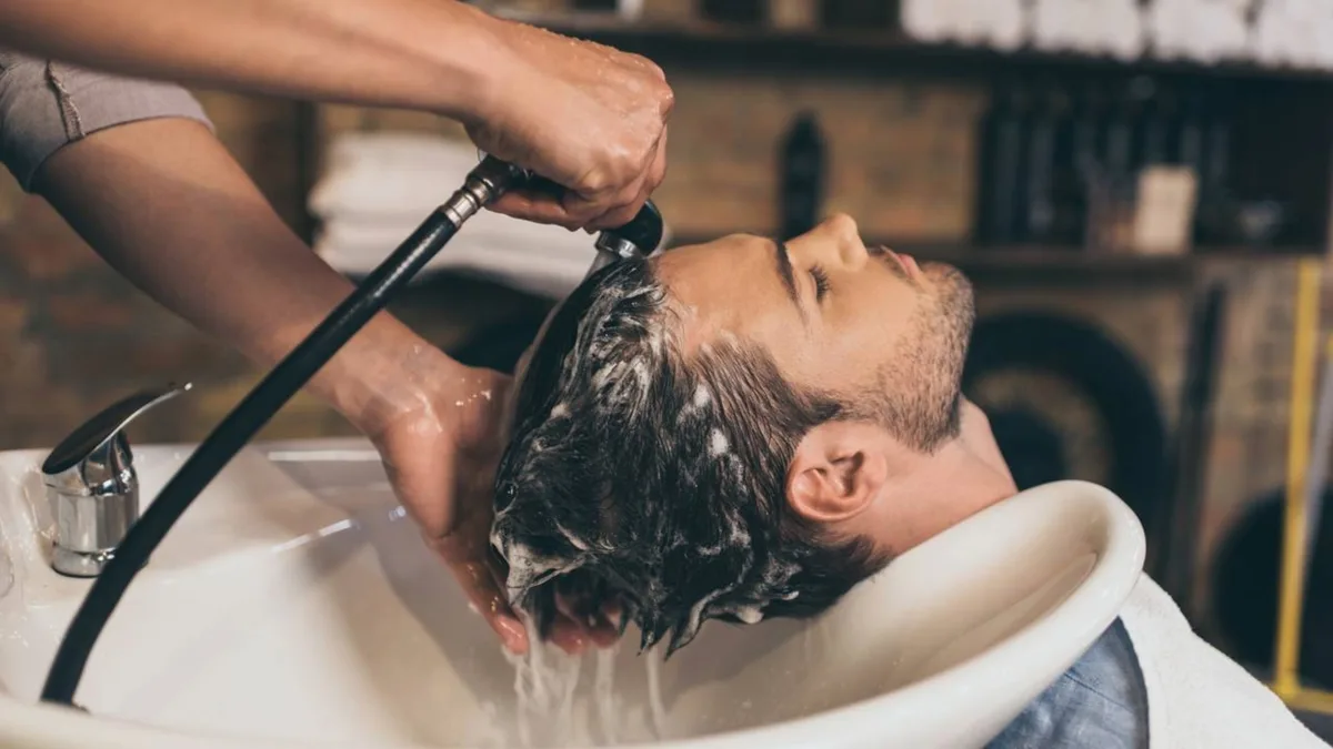 Cabeleireiros com muitos anos de experiência concordam: “Lavar o cabelo do avesso é uma técnica interessante porque funciona como uma barreira protetora antes do shampoo limpar”
