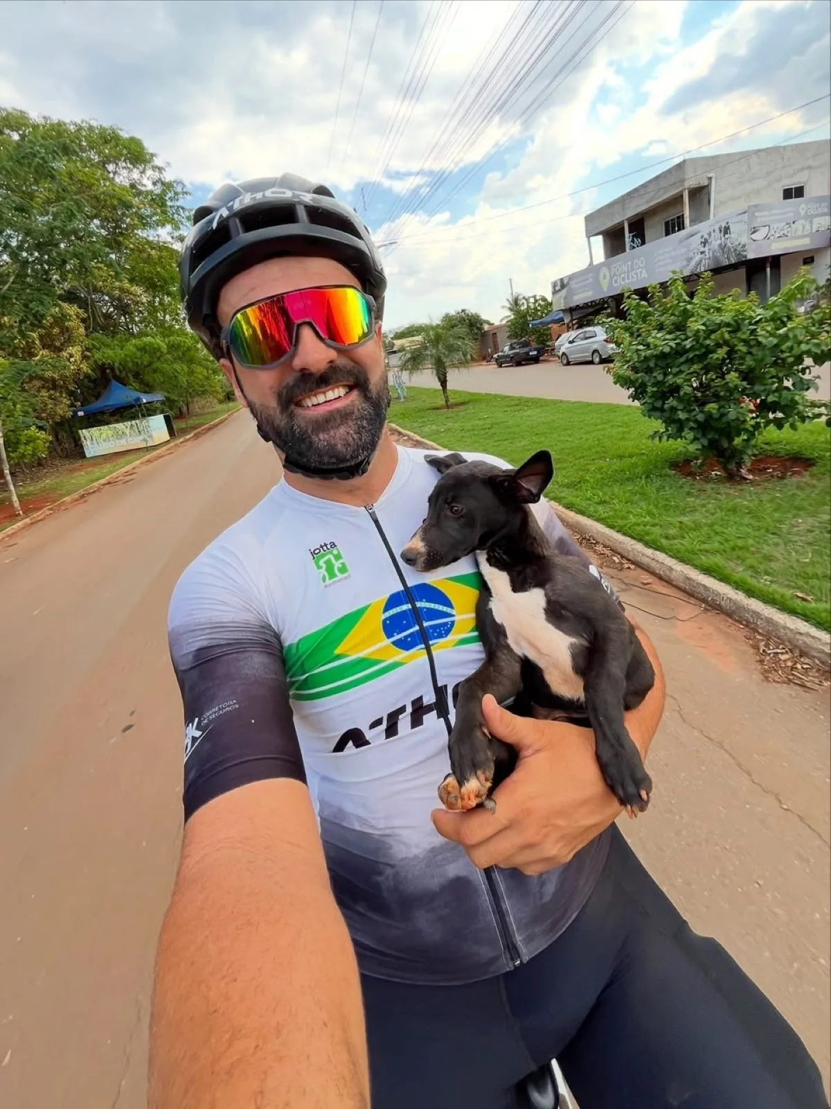 Ciclista de MG que deu água a cão abandonado encontrou tutor para o animal enquanto tomava café