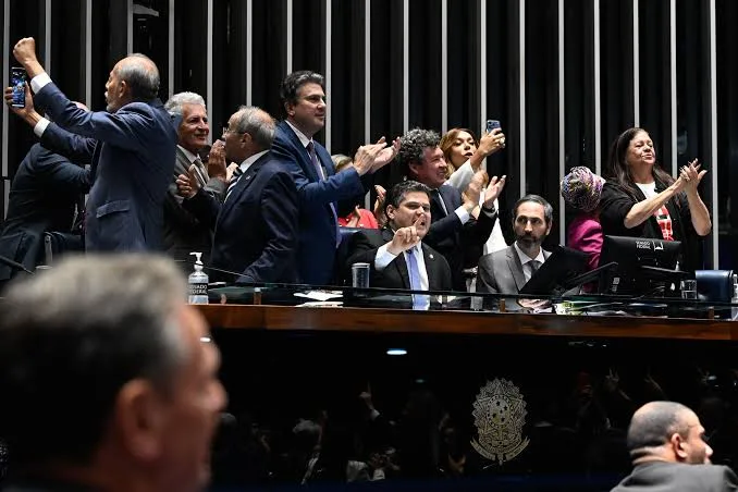 Senado aprova criação da “OAB da Medicina” para tirar CRM
