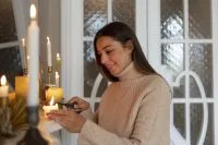 Comer olhando o celular pode atrapalhar a saciedade e fazer você comer mais depois