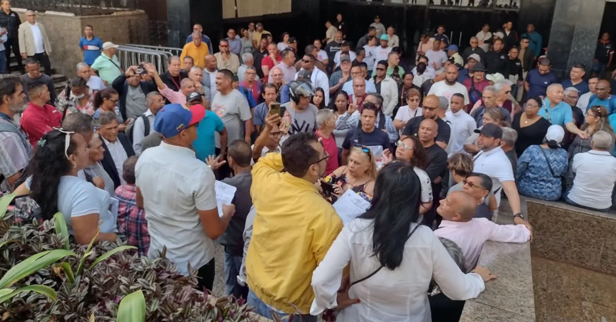 Trabajadores, jubilados y contratados de la AN exigen sueldos en euros y restitución de sus derechos