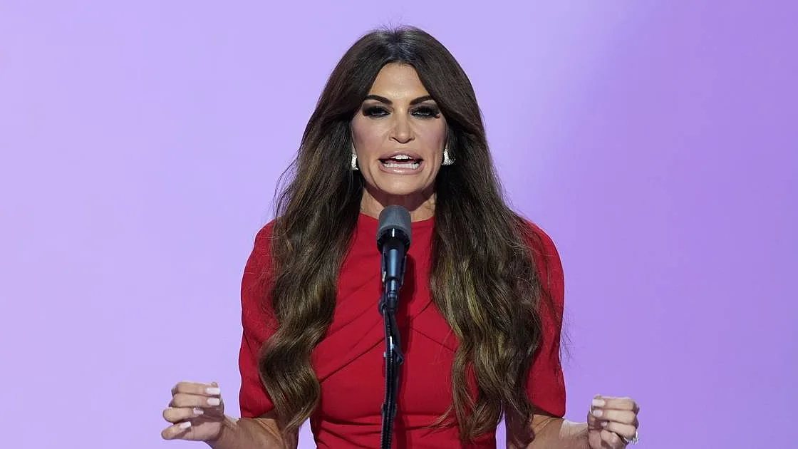 Kimberly Guilfoyle demite-se após Trump exigir a sua saída: o que está em causa?