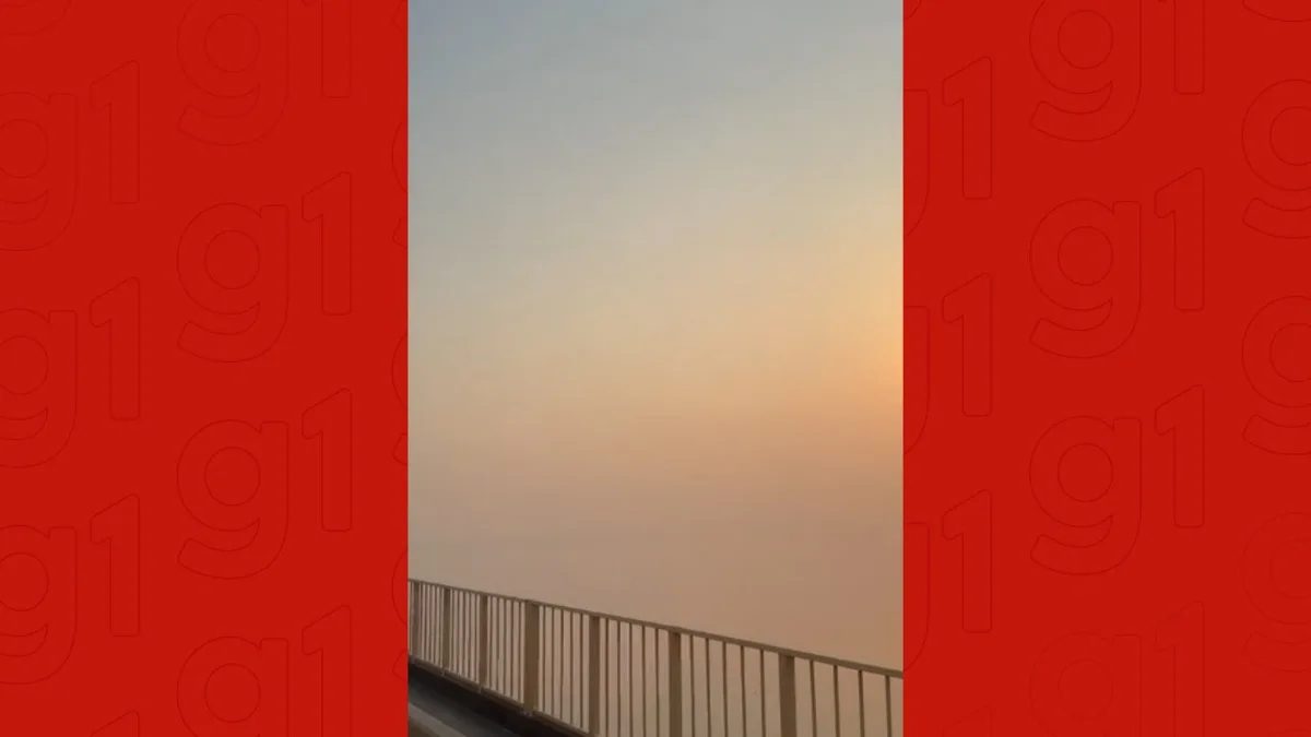 Fumaça toma o horizonte e encobre o Rio Negro durante travessia da ponte; VÍDEO