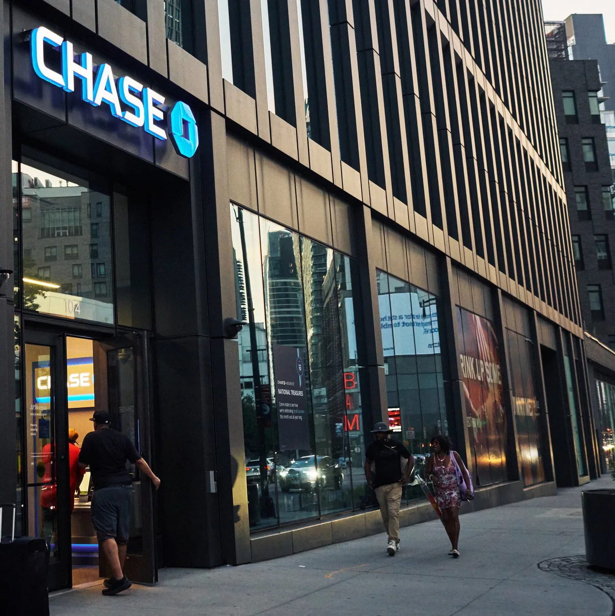 Rising Interest Rates Bite Some Wall Street Banks