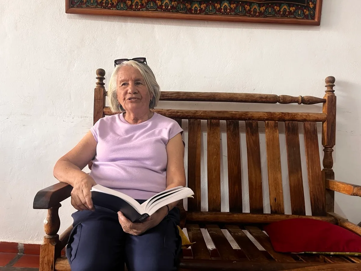Hilda Monsalve, una maestra que encontró su propósito en la solidaridad y la escritura